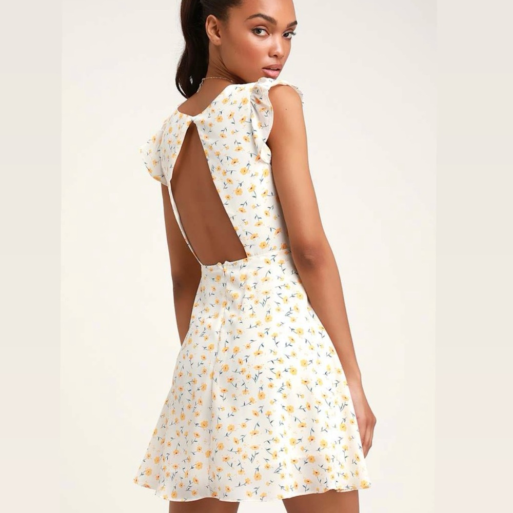 Lulus Strike A Posie White Floral Open Back Short Sleeve Flowy Mini Dress Medium - Picture 2 of 9